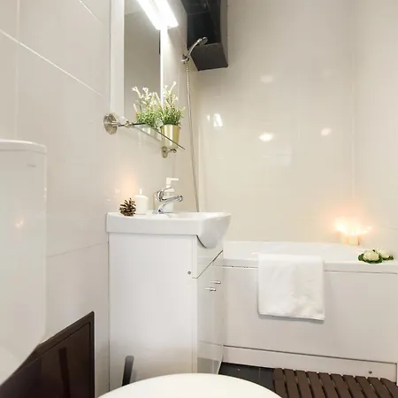 Apartman City-centric Comfort: 1-bedroom Near Military Circle Bukarest
