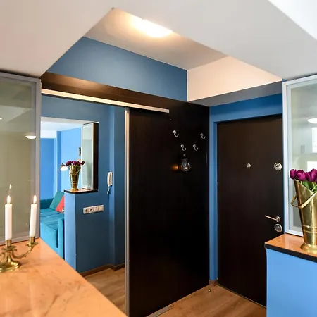 City-centric Comfort: 1-bedroom Near Military Circle Apartman