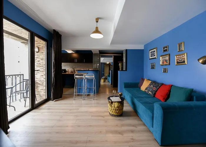 City-centric Comfort: 1-bedroom Near Military Circle Lägenhet *