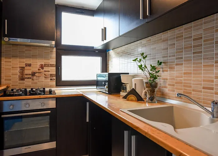 Lägenhet City-centric Comfort: 1-bedroom Near Military Circle