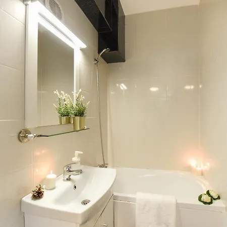 City-centric Comfort: 1-bedroom Near Military Circle Διαμέρισμα